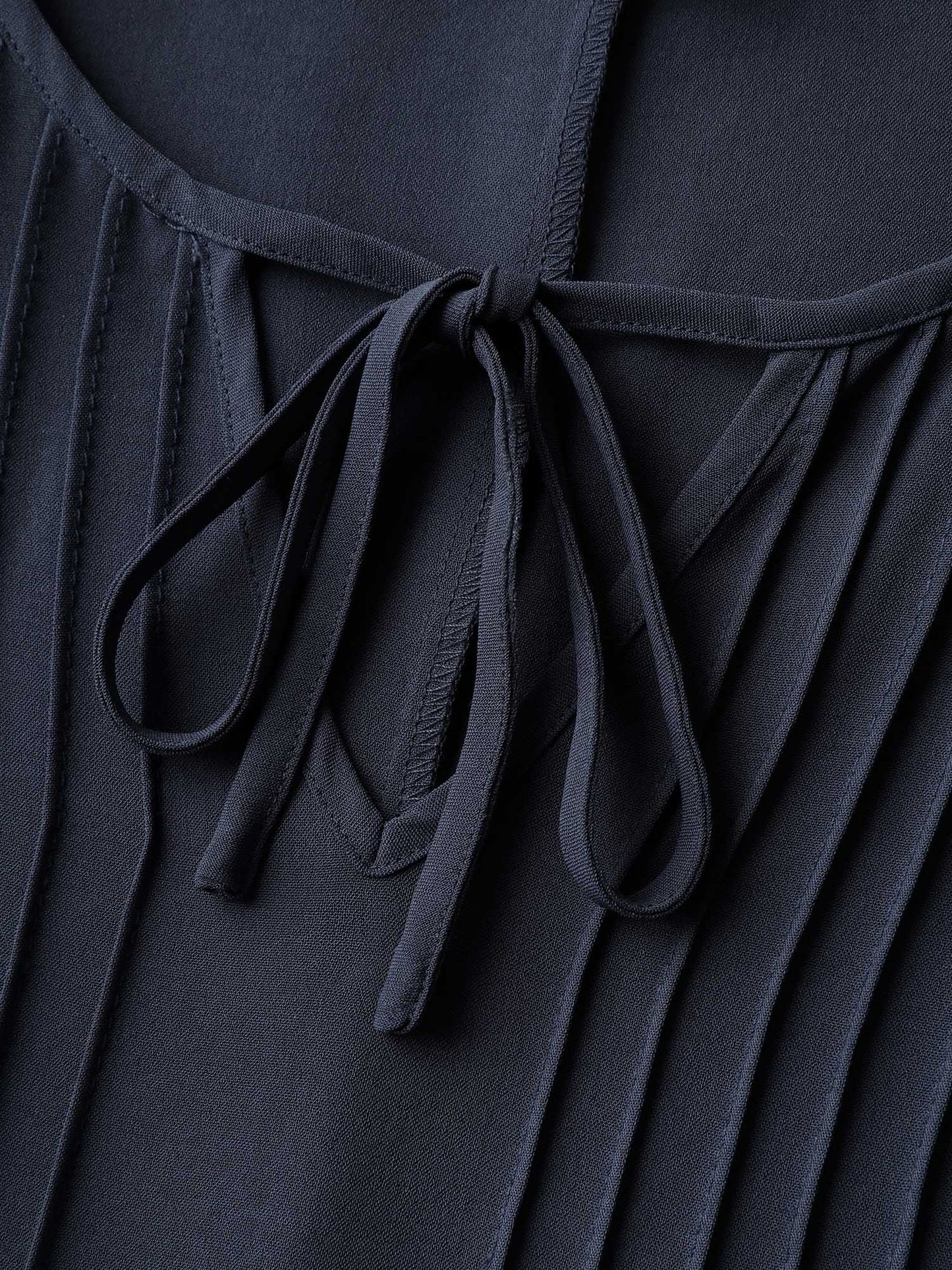 Color Contrast Plicated Detail Midi Dress